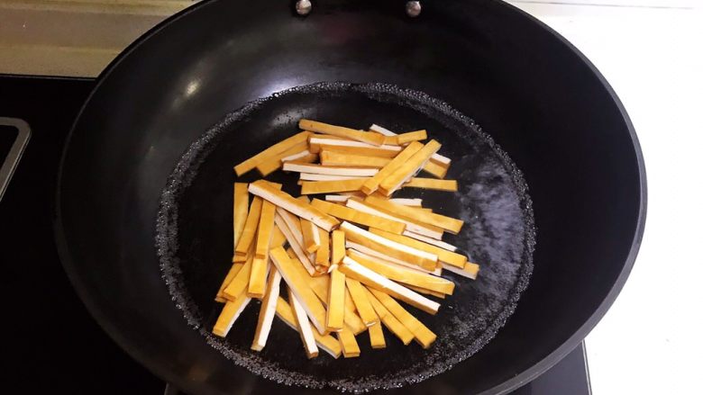 10分钟快手菜 香蒜炒豆干,豆干焯水2分钟