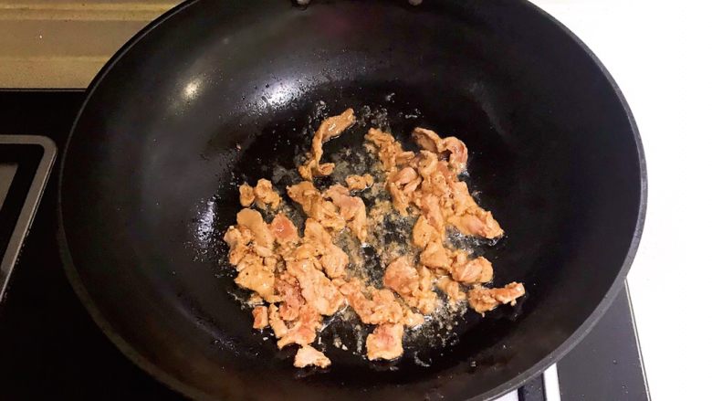 10分钟快手菜 香蒜炒豆干,加入猪里脊肉,煸炒2分钟