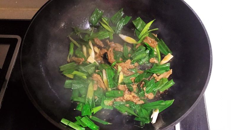 10分钟快手菜 香蒜炒豆干,加入香蒜,翻炒1分钟