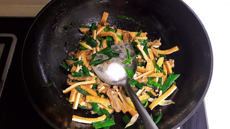 10分钟快手菜 香蒜炒豆干,加入2克精盐