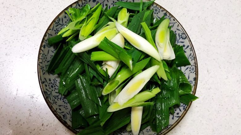 10分钟快手菜  香蒜炒豆干,把香蒜切成寸段