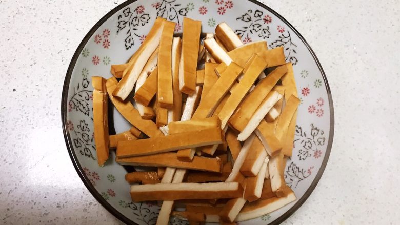 10分钟快手菜 香蒜炒豆干,把焯好的豆干捞出来
