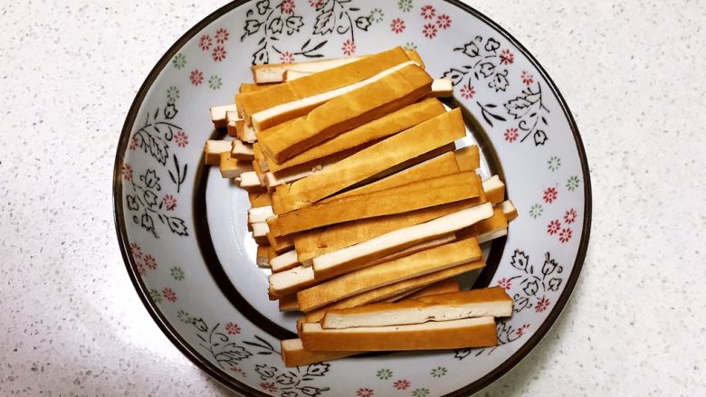 10分钟快手菜 香蒜炒豆干,把豆干设成7㎜宽的小条