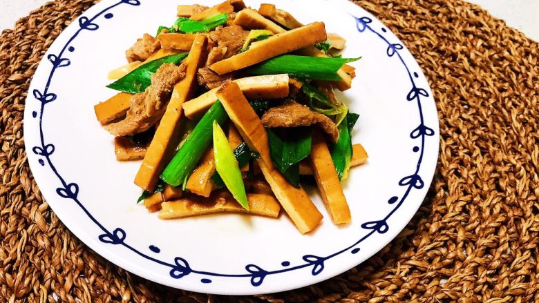 10分钟快手菜 香蒜炒豆干,香蒜炒豆干出锅了