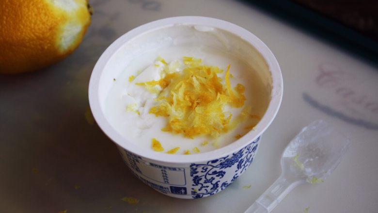 百变水果 柠香酸奶佐蜂蜜烤梨配法棍面包,准备好酸奶,酸奶最好用<a style='color:red;display:inline-block;' href='/shicai/ 5721'>老酸奶</a>。