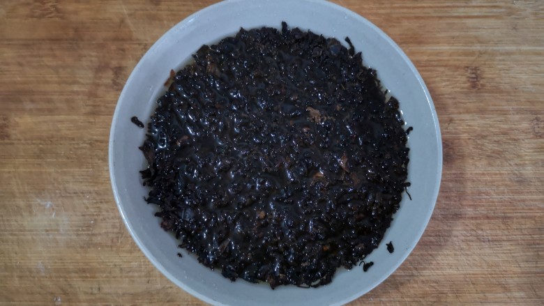 梅干菜肉烧饼,<a style='color:red;display:inline-block;' href='/shicai/ 707'>梅干菜</a>用温水泡发,洗净备用。