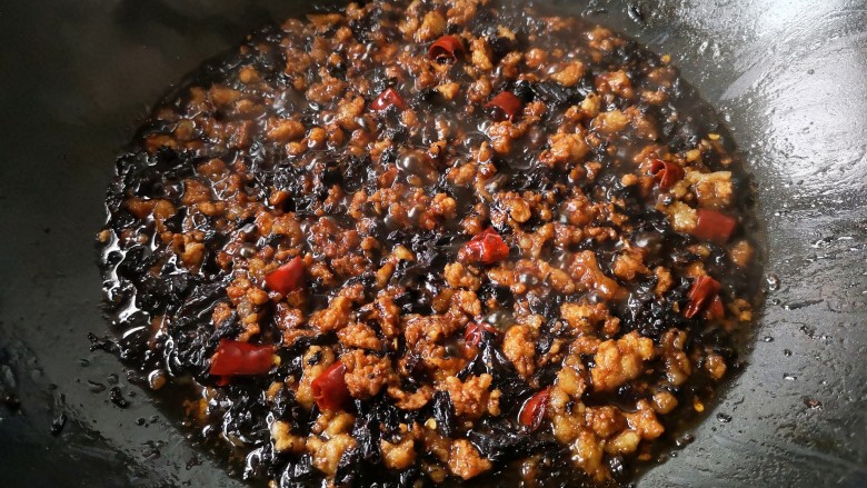 梅干菜肉烧饼,再倒入适量温水(加水量刚没过食材表面即可)加盖小火炖煮30-40分钟,煮至汤汁变浓稠时转大火收汁,盛出备用。