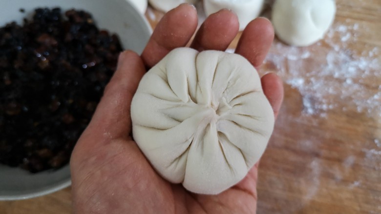 梅干菜肉烧饼,用包包子的手法提折捏起,收口。