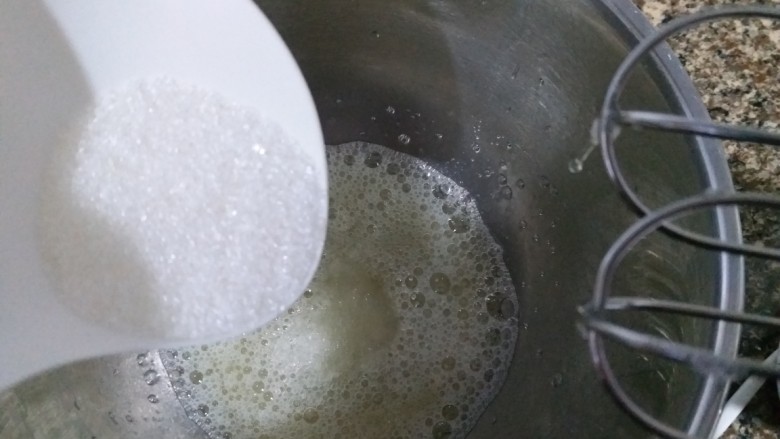 奥利奥戚风蛋糕,现在开始打发蛋清,打发蛋清的时候,把烤箱提前150度预热。