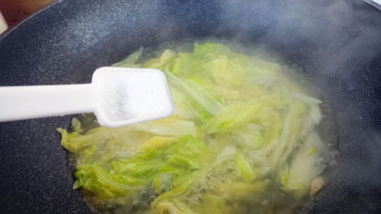 白菜裙带菜汤,然后炖15分钟,加一勺盐。