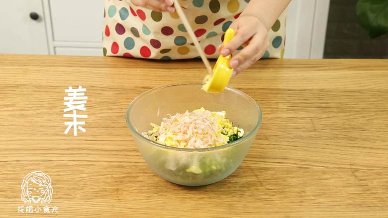 韭菜盒子18m+,韭菜切碎，倒入鸡蛋碎、虾皮，放姜末、盐和香油，搅拌均匀