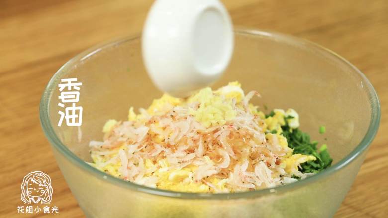 韭菜盒子18m+,韭菜切碎，倒入鸡蛋碎、虾皮，放姜末、盐和香油，搅拌均匀