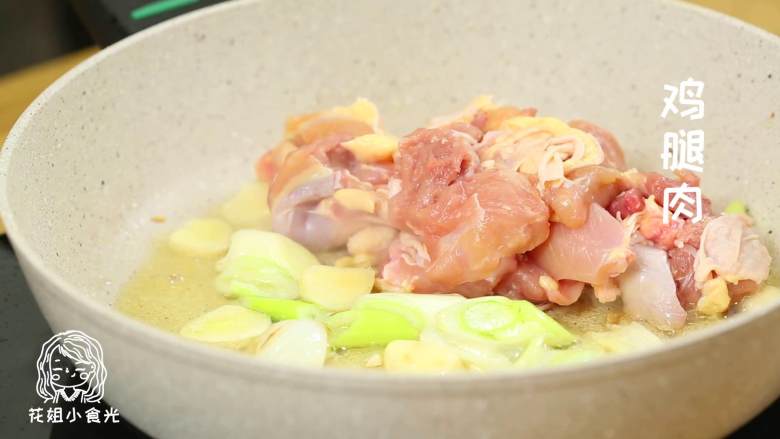栗子鸡,锅中倒入鸡腿肉,炒至鸡皮焦黄