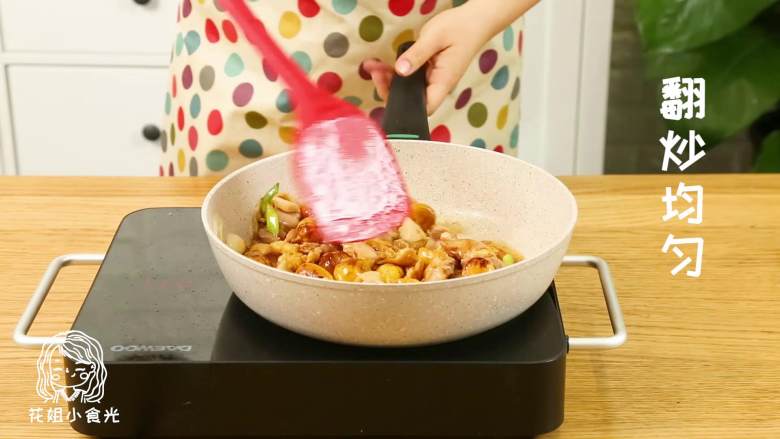 栗子鸡,.倒入生抽,翻炒均匀,加入开水没过鸡肉