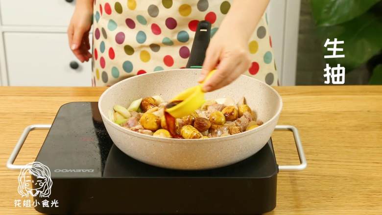栗子鸡,.倒入生抽,翻炒均匀,加入开水没过鸡肉
