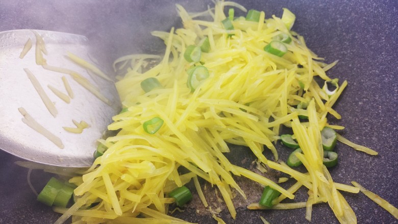 家常炒素炒土豆丝,再接着翻炒一分钟,小火。
