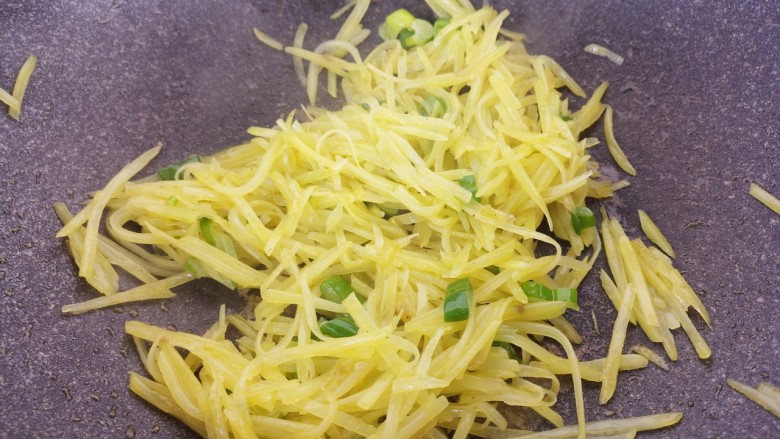 家常炒素炒土豆丝,翻炒均匀,土豆丝炒熟,出锅。