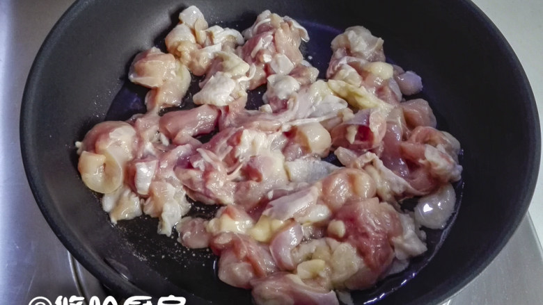 咖喱鸡腿炒饭,大鸡腿洗净,剔掉骨头,腿肉切小丁,切丁的鸡腿肉放入平底锅中小火煎。