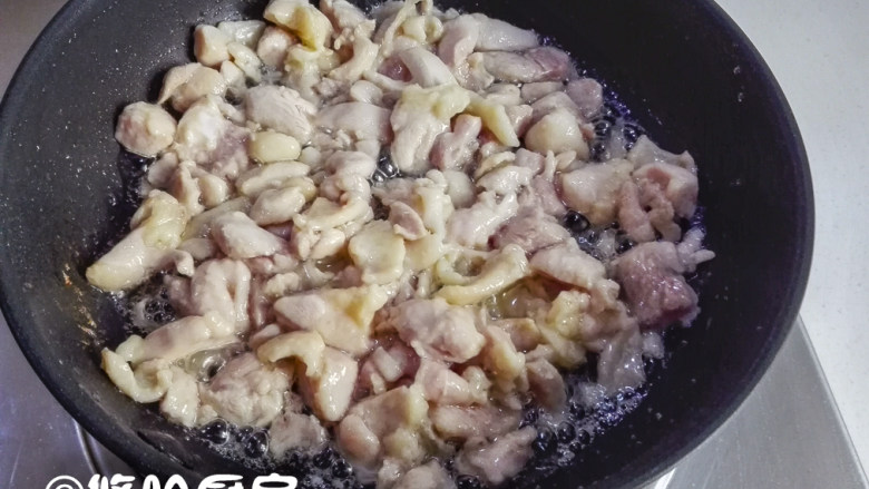 咖喱鸡腿炒饭,一直煎至鸡腿肉变色至熟,而且煎出很多油为止,盛出鸡肉丁,底油留在锅中待用。