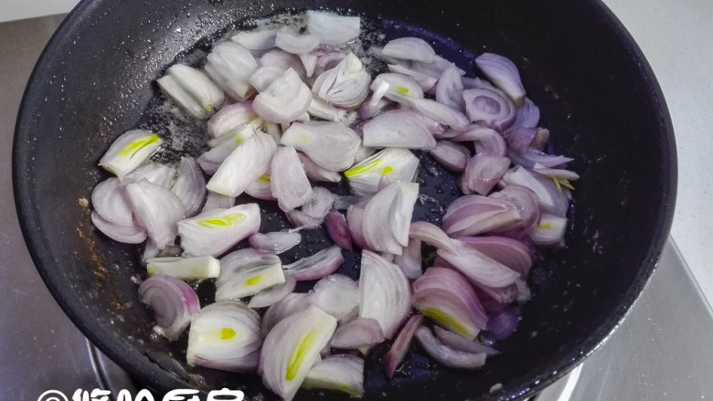 咖喱鸡腿炒饭,用锅中的底油,放入切碎的红葱头煸炒,红葱头和洋葱一样要去皮,切开后的纹路和洋葱是一样一样的。