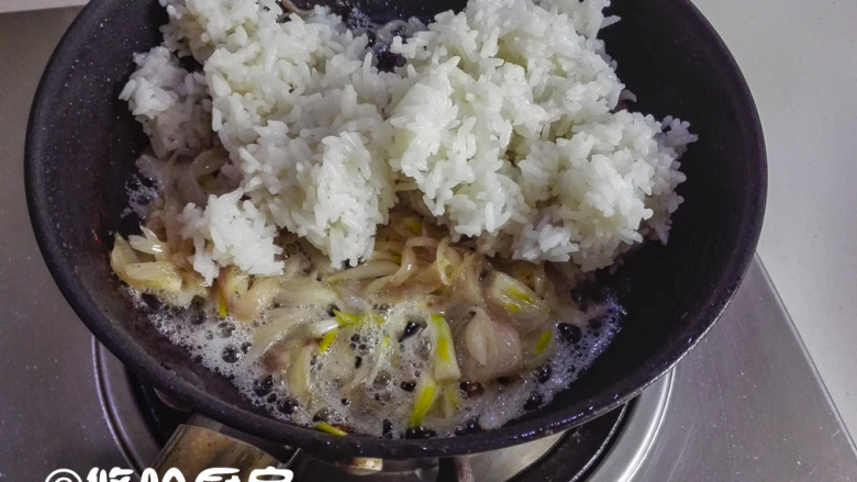 咖喱鸡腿炒饭,炒至红葱头变透明,而且香味四溢的时候,放入<a style='color:red;display:inline-block;' href='/shicai/ 6501'>剩米饭</a>炒匀。