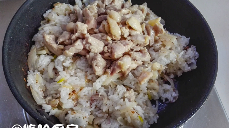 咖喱鸡腿炒饭,待米饭炒散后,放入炒熟的鸡腿丁继续翻炒。