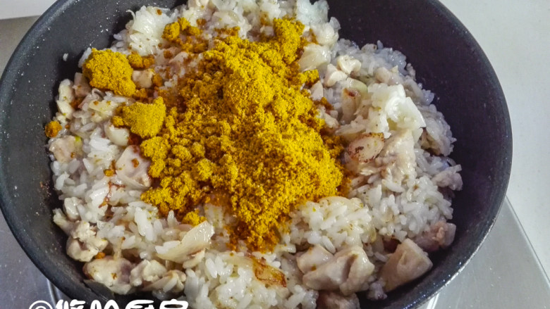 咖喱鸡腿炒饭,放入原味咖喱粉,继续翻炒均匀。我用的咖喱粉是梦咖喱的日式原味咖喱粉,个人比较喜欢这个口味。