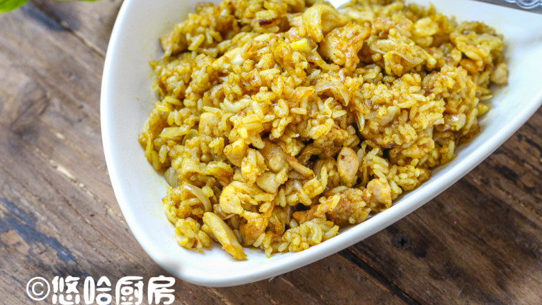 咖喱鸡腿炒饭,咖喱炒匀后就可以出锅了,趁热吃非常好吃,喜欢吃辣味的可以用微辣的咖喱粉。