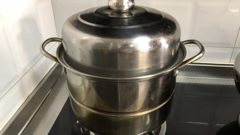 红糖开花发糕,冷水上锅蒸,全程大火开锅后蒸20分钟,焖5分钟