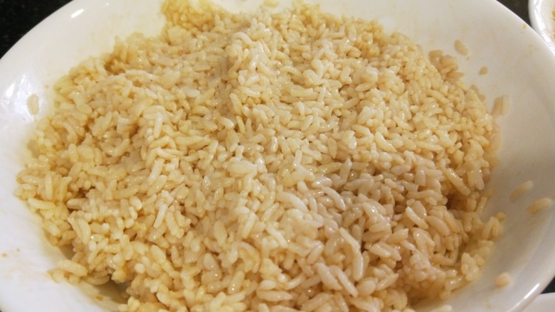 新文美食  玉米粒耗油蛋炒饭,<a style='color:red;display:inline-block;' href='/shicai/ 507'>米饭</a>加入一个<a style='color:red;display:inline-block;' href='/shicai/ 9'>鸡蛋</a>，加适量耗油，<a style='color:red;display:inline-block;' href='/shicai/ 788'>生抽</a>抓均匀即可。