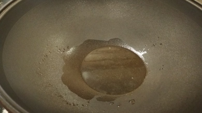 新文美食 玉米粒耗油蛋炒饭,锅中倒入适量油烧热。
