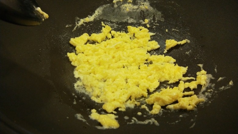 新文美食 玉米粒耗油蛋炒饭,倒入鸡蛋液用筷子搅拌均匀倒入碗中。