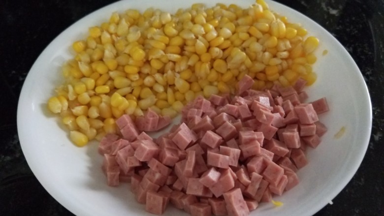 新文美食 玉米粒耗油蛋炒饭,切好的午餐肉丁,和玉米粒装盘备用。
