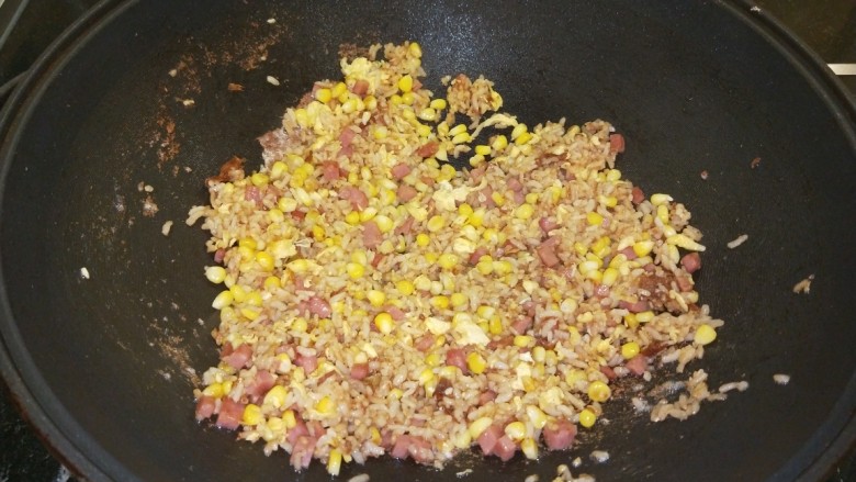新文美食 玉米粒耗油蛋炒饭,倒入米饭翻炒均匀,最后倒入鸡蛋碎。
