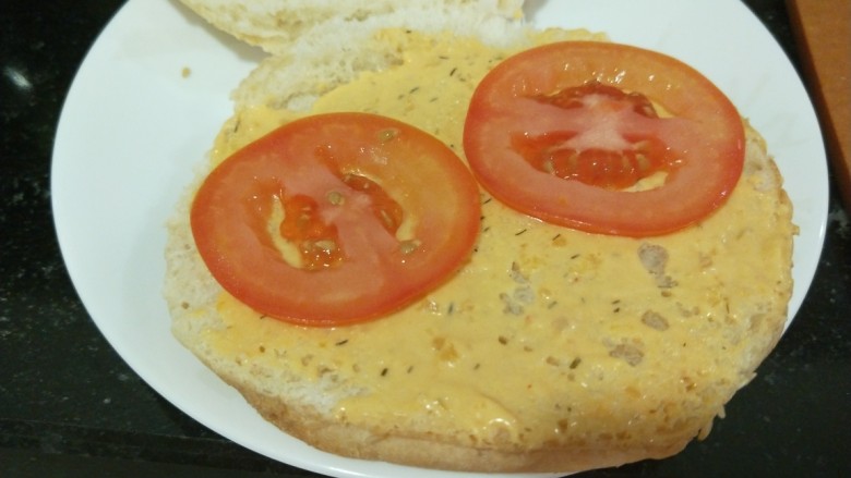 新文美食 牛肉自制汉堡,<a style='color:red;display:inline-block;' href='/shicai/ 59'>番茄</a>洗干净切成片,放两片。