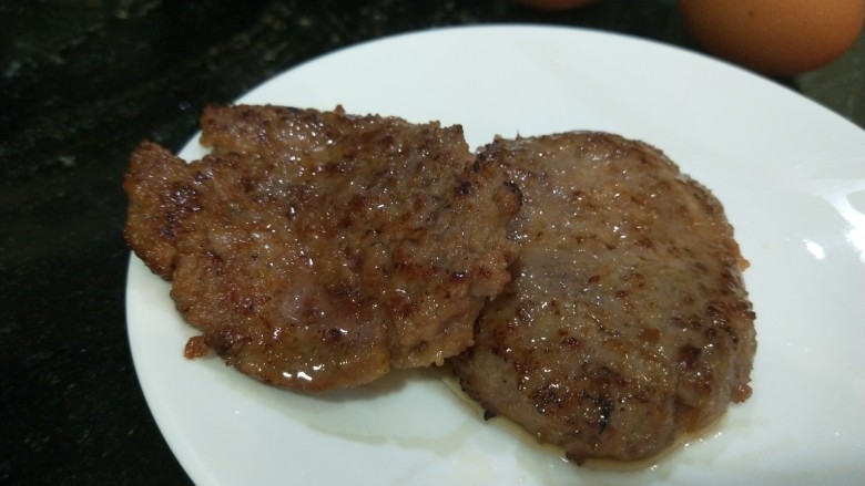 新文美食 牛肉自制汉堡,中间片开,平底锅煎制两面熟了为止。