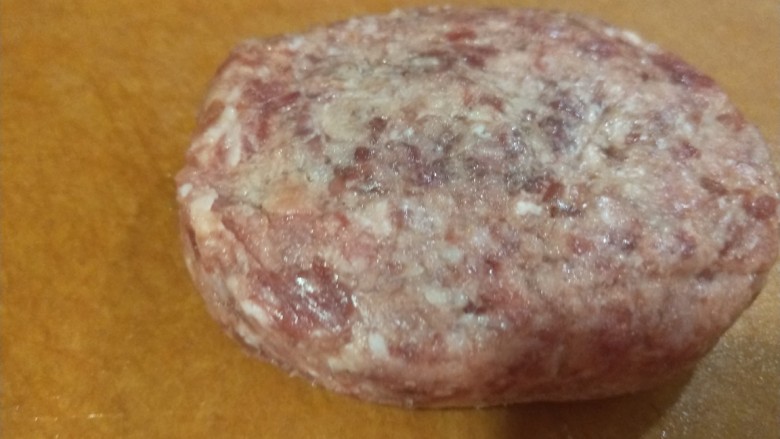 新文美食 牛肉自制汉堡,汉堡<a style='color:red;display:inline-block;' href='/shicai/ 6113'>牛肉饼</a>是买好的。