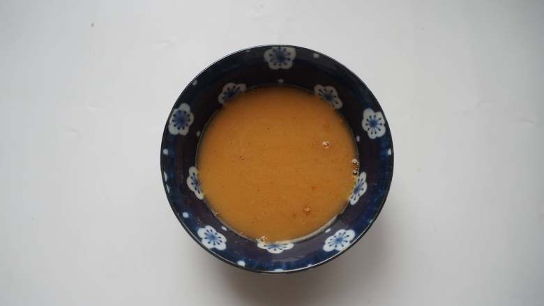照烧豆腐丸子,加入90克清水,少许玉米淀粉调匀。