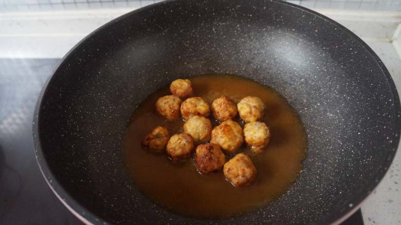 照烧豆腐丸子,料汁变粘稠,倒入炸好的豆腐丸子,均匀裹上酱汁就大功告成了。