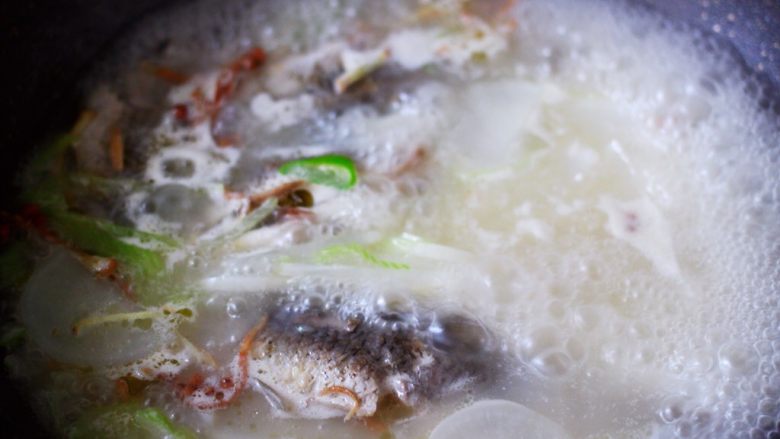 补钙又养胃的鲫鱼萝卜汤,大火煮沸后继续炖煮10分钟后,(注意炖汤全过程不要盖锅盖呀)