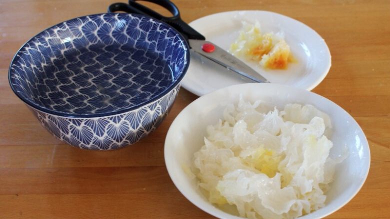 百变水果 汤圆银耳甜汤,剪去银耳的黄根,撕成小朵。