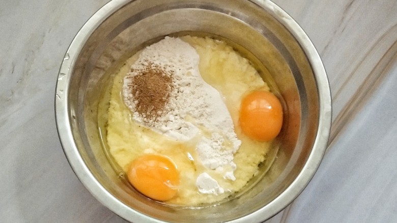 香葱鸡蛋软饼,把除清水以外所有的食材放入碗中,混合。