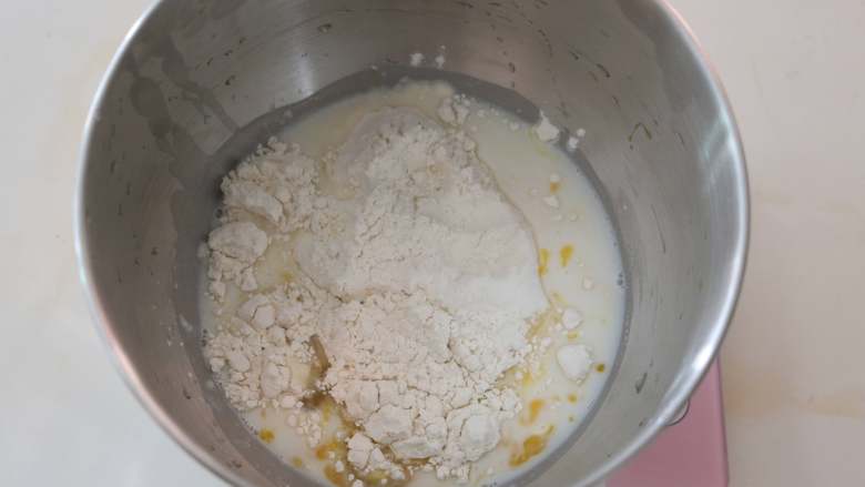 小餐包,食材。将鸡蛋、牛奶、先倒入厨师机桶内。糖、盐对角线放置,再放入面粉,面粉中挖个洞,放入酵母。