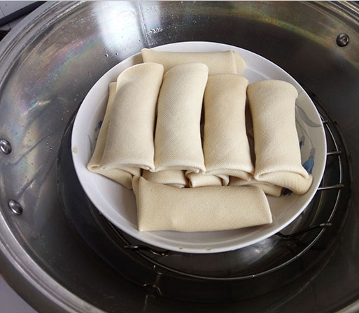 千张肉卷,隔水蒸20分钟左右;