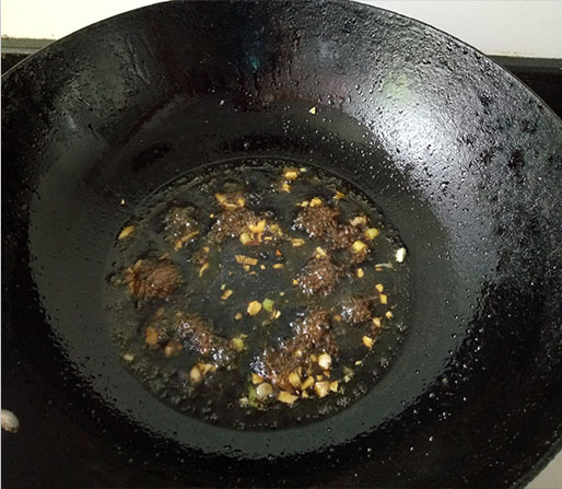 千张肉卷,油锅爆香葱白和姜末,加适量水喝<a style='color:red;display:inline-block;' href='/shicai/ 692'>酱油</a>大火烧开;