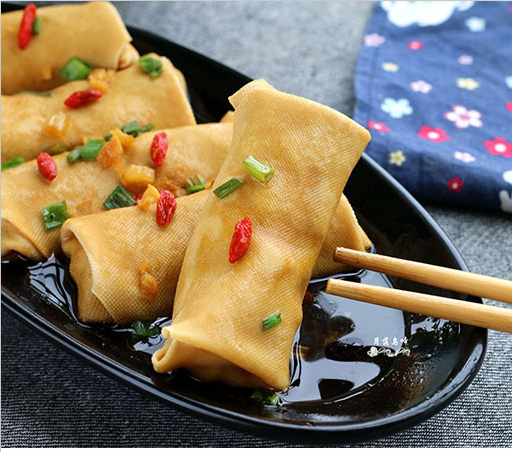 千张肉卷,趁热淋在千张肉卷上,撒点葱花枸杞就大功告成啦。