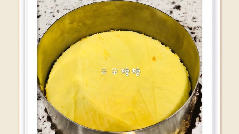 6寸奥利奥慕斯(无黄油版),切好的底,就这样放进慕斯圈里面。底的最下面,垫上一张保鲜膜。