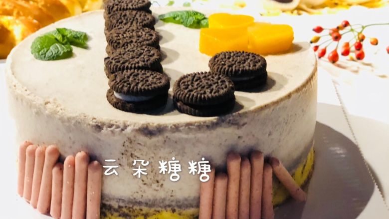 6寸奥利奥慕斯(无黄油版),配上几根草莓味的巧克力棒,奥利奥饼干、薄荷叶。一款漂亮的奥利奥慕斯就做好了。