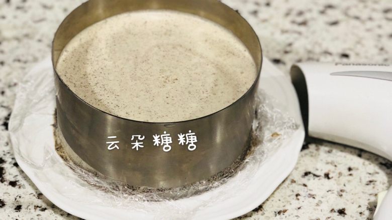 6寸奥利奥慕斯(无黄油版),脱模时,我习惯用吹风机,沿着慕斯圈吹一圈。