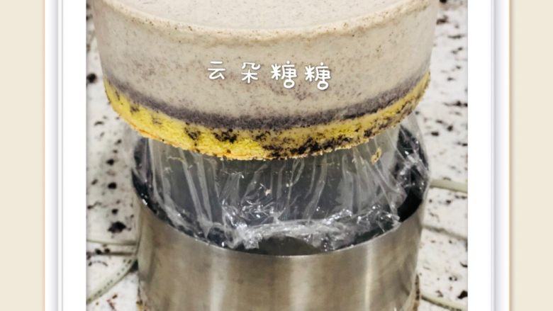 6寸奥利奥慕斯(无黄油版),慕斯蛋糕已经完整的从慕斯圈里面取出,脱模成功。